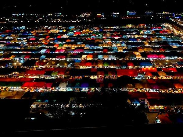 7. Bangkok'ta bir gece pazarı.