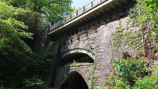 9. 12. yüzyıldan kalma bir köprünün üzerine inşa edilmiş, 18. yüzyıldan kalma bir köprünün üzerinde inşa edilmiş bir 20. yüzyıl köprüsü.