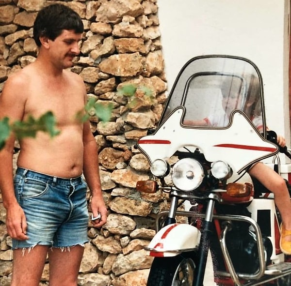 13. Ну, кто не мечтал посидеть на папином байке?