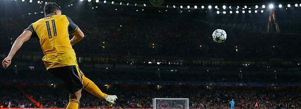 8. Куда ставится мяч при выполнении углового удара?