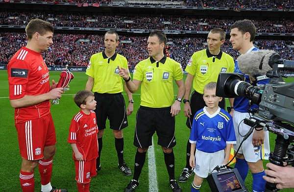 10. Перед началом матча проводится жеребьевка. Команда-победитель получает право...