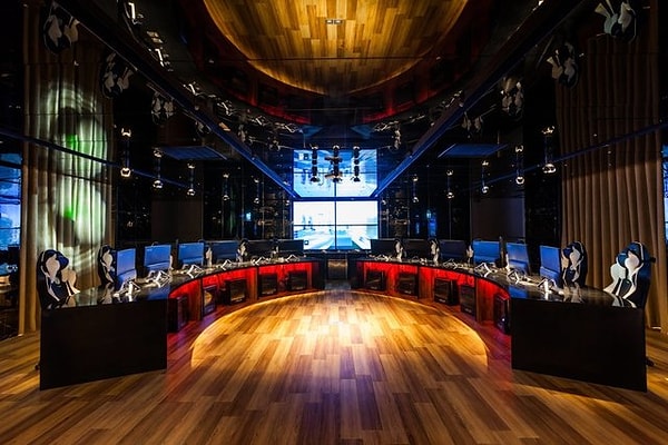 Как только вы зайдете в iHotel на Тайване, вы попадете в увлекательный мир игр. В холле вы увидите более 10 высокопроизводительных игровых компьютеров, все необходимые аксессуары и удобные для игры кресла.