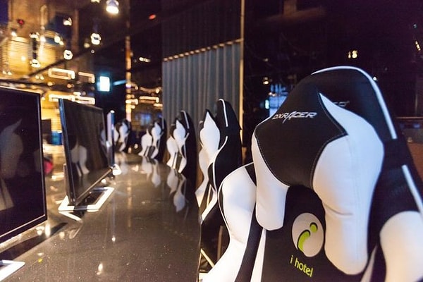 Игровые кресла в отеле марки DXRacer. Цена одного такого сиденья около 600 долларов!