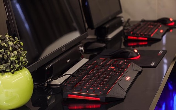 Отель предлагает своим гостям такие супер-роскошные игровые компьютерные элементы, как 32-дюймовые мониторы ASUS, графические карта Nvidia GTX 1080ti и многое другое.