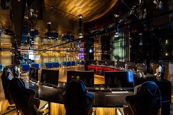 Геймеры могут играть со своими друзьями в холле или через Интернет.