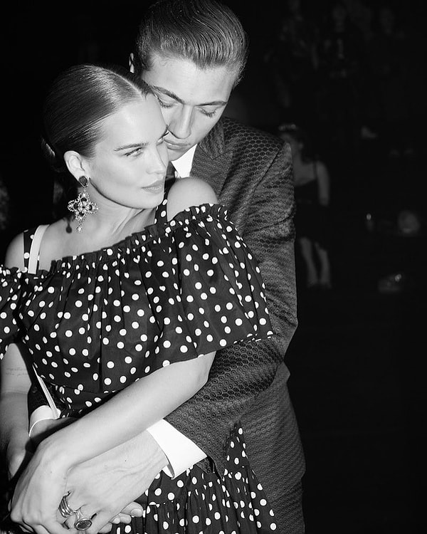 Лаки сообщил своим подписчикам в Инстаграм о том, что Сторми беременна, выложив это фото: