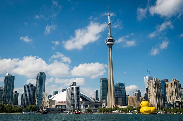 8. Где находится телебашня CN Tower?
