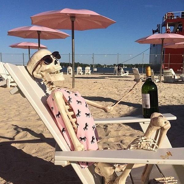 34. "Пляж, розовые зонтики и бутылка вина - кто еще сегодня любит жизнь так же сильно, как и я?"