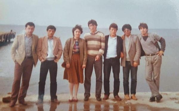 1980 yılında arkadaşları ile birlikteyken çekilmiş bir fotoğraf.