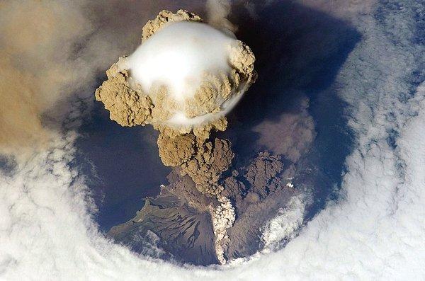 11. Kuril Adaları'ndaki tabakalı yanardağ Sarychev Peak'in patlaması