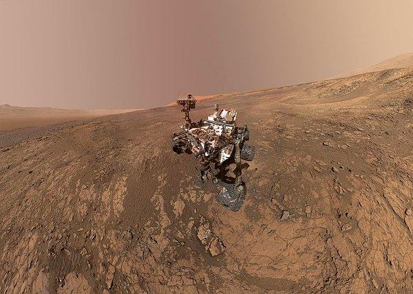 10. Curiosity'nin, Mars manzarasının önündeki selfiesi