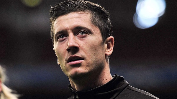 13. Игроком какой сборной является Роберт Левандовский?