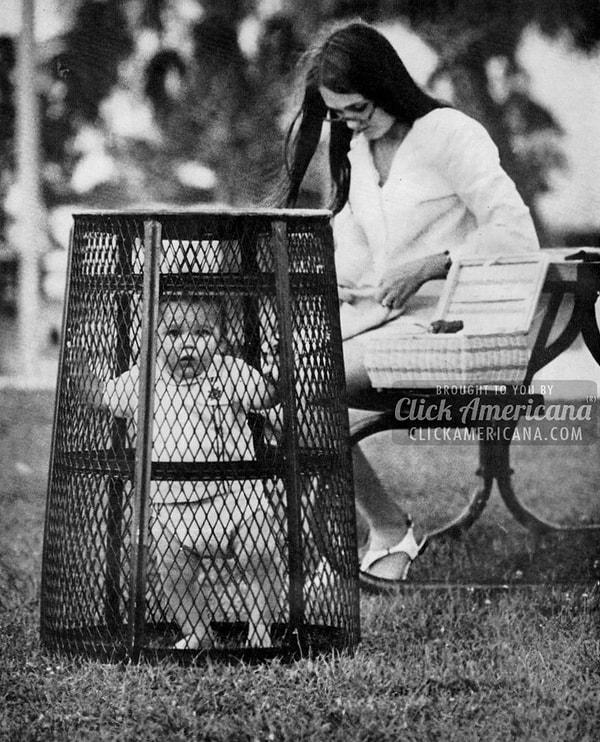 4. Parkta örgü örerken bebeğini ters çevrilmiş bir çöp kutusunun içine koyan zeki anne, Amerika, 1969