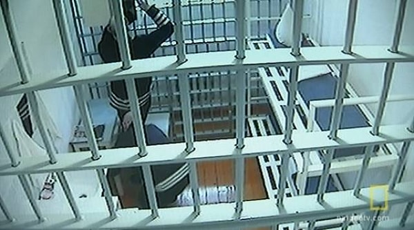 5. Преступники содержатся в камерах размером 4,5 кв.м по одному или по двое, в зависимости от условий.