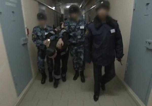 7. Когда преступники покидают камеру, их заставляют идти, согнувшись.