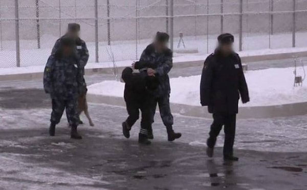 8. Также им завязывают глаза, чтобы дезориентировать.