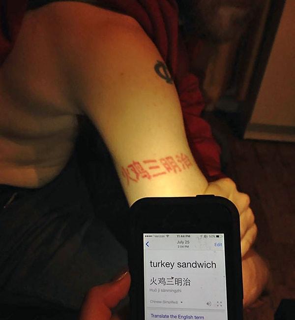 8. "Arkadaşımın yaptırdığı Çince dövmenin anlamının aslında 'Hindili Sandviç' olduğunu öğrendik."