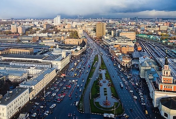 3. Комсомольская площадь (площадь трех вокзалов)