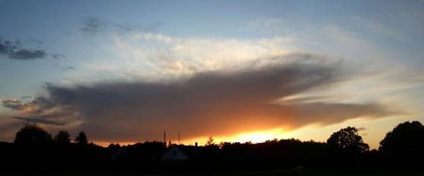 13. Перистые облака Cirrus spissatus.