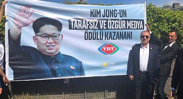 Partililer binanın önüne Kuzey Kore Lideri Kim Jong-un ve TRT logosunun basıldığı bir pankart ve kupa bıraktı.