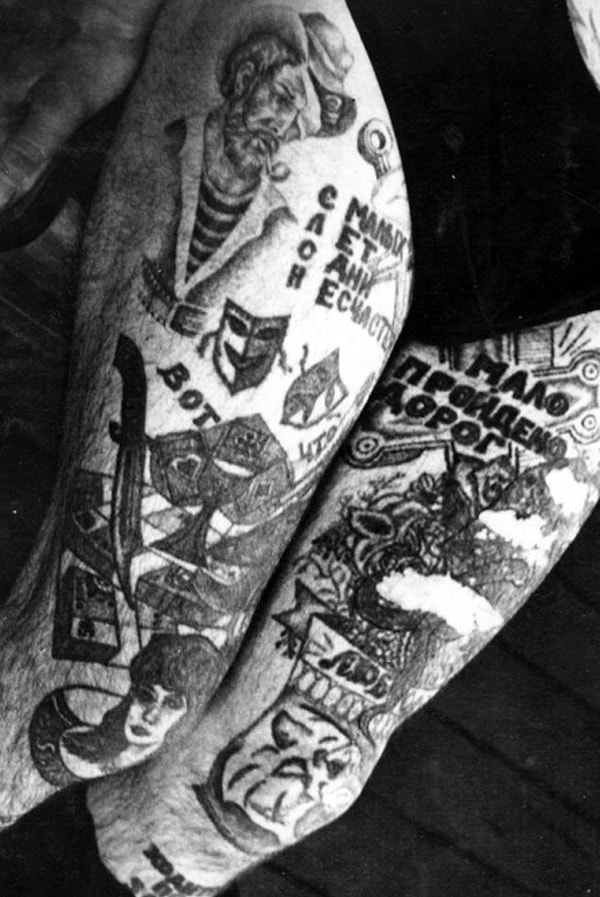 3. На левой ноге виден акроним СЛОН, который расшифровывается как «С малых лет одни несчастья».