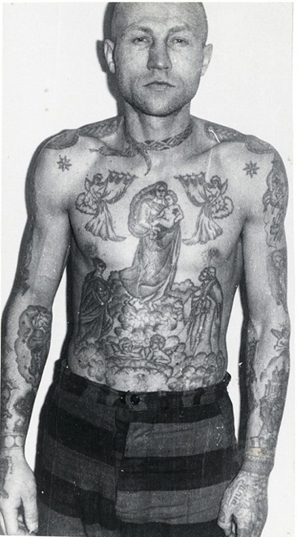 4. Змея вокруг шеи — пристрастие к наркотикам. Звезды на плечах — вор в законе.