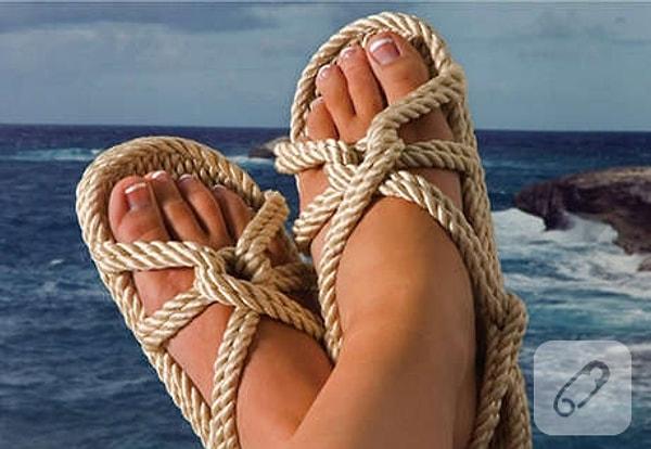 7. "Bayramda Mikonos yapıcaz, ordan da belki Santorini. Yokinim senin çantada mı?" sandaleti