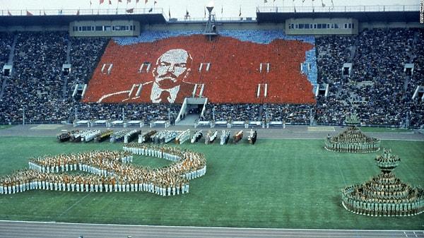 Hatta 1980 Moskova Olimpiyatları esnasında yaşanan "Olimpiyat Çocukları" olayını hatırlatıyor. 28 yıl önce gerçekleşen oyunlara gelen sporcular ve turistlerin Rus kadınlarla ilişkiye girmesiyle doğan çocuklar ülkede ayrımcılığa maruz bırakılmıştı.
