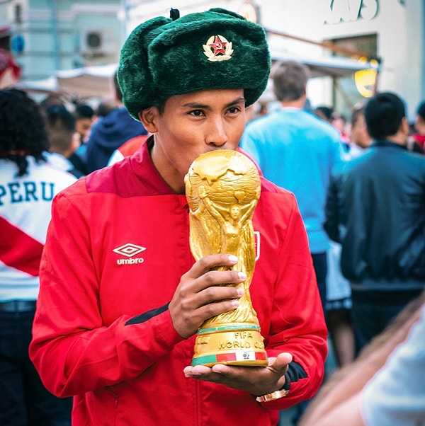 9. Кто-нибудь скажите этому парню, что ушанка - это зимний головной убор!