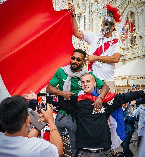 10. А вот болельщик из Саудовской Аравии обнимает россиянина. Ах, если бы он тогда знал... 😆👍