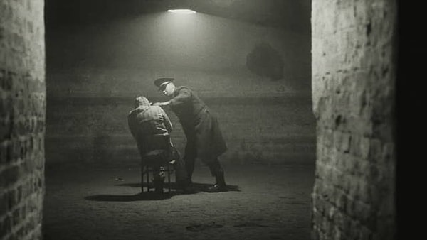 10. Тюремщик допрашивает заключенного, СССР, 1949 г.