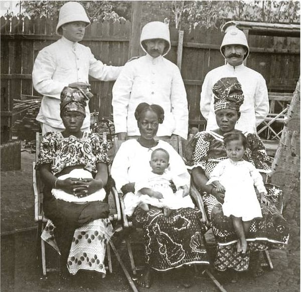 13. Французские колониальные офицеры из Кот-д'Ивуар со своими ганийскими женами и детьми, 1915 г.