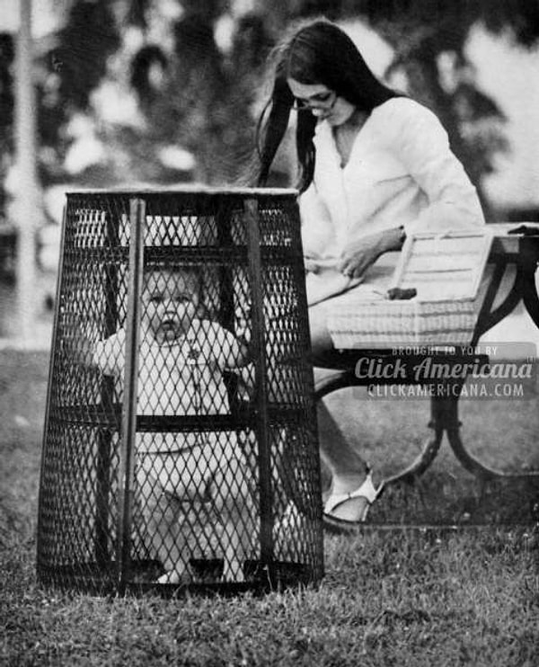 14. Мать использовала мусорный бак вместо манежа для ребенка, пока вязала в парке