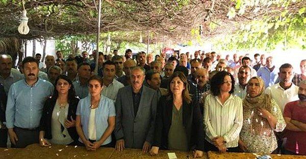 HDP'den bir heyet Urfa’ya gitti ve HDP Suruç İlçe Örgütü'nde basın toplantısı düzenledi.