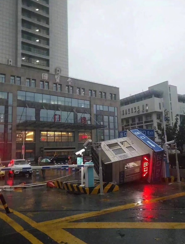 7. Сильный ветер и град нанесли разрушения по всему городу.