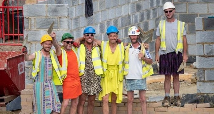 Хитрый ход: британским строителям запретили носить на работе шорты, поэтому они пришли в платьях