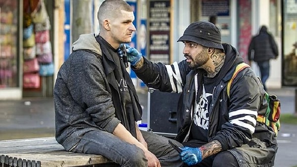 3. Только переехав в Мельбурн, он увидел мойщика окон и разговорился с ним. Оказалось, что тот тоже вылечился от наркозависимости. Насир предложил ему бесплатную стрижку, чем вызвал у парня восторг и слезы на глазах.