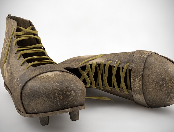 3. Ботинки имели высокую голень, неснимаемые шипы и весили очень прилично.