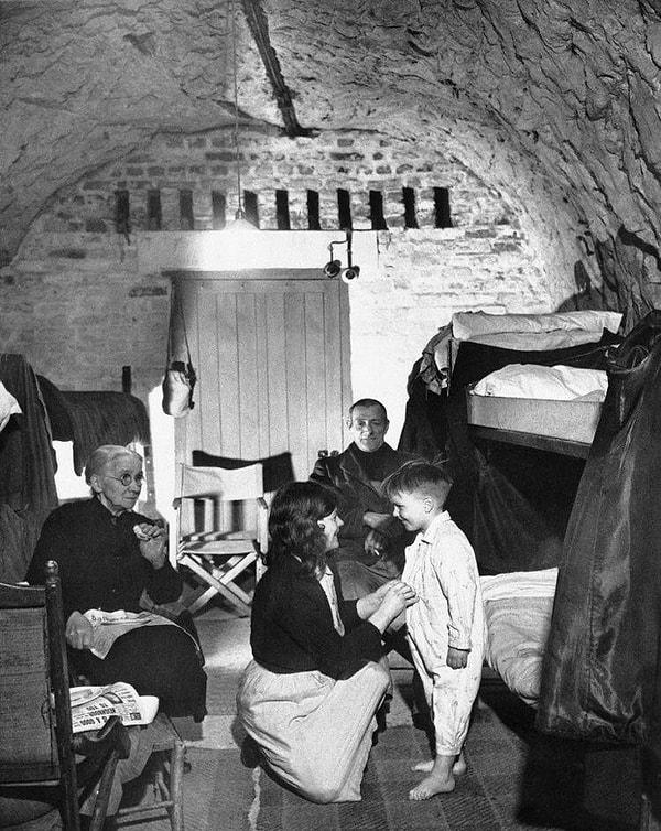 10. İngiltere, Dover'da falezlerdeki mağarada ev sıcaklığında uyumaya hazırlanan 5 yaşındaki David Day, 19 Nisan 1944