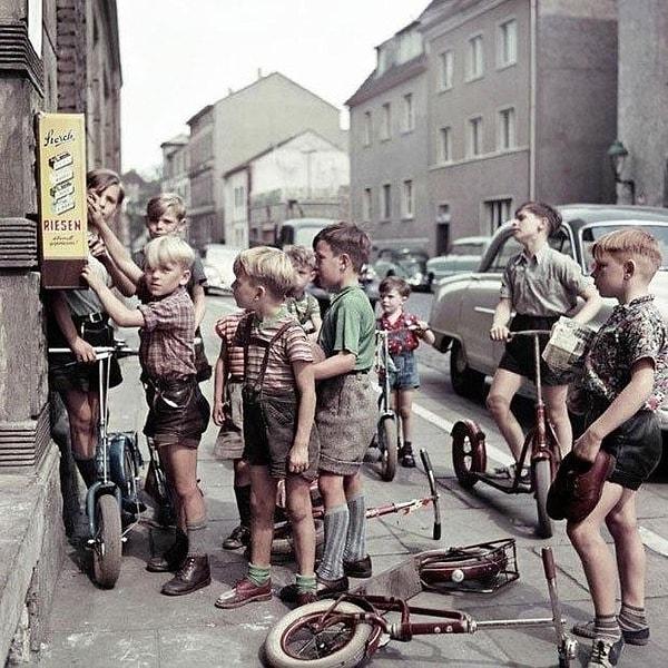 12. Sakız makinesi sırasındaki Alman çocuklar, 1955