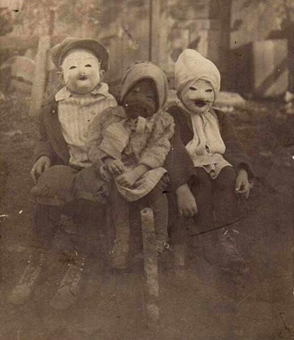 13. Üç çocuğun Cadılar Bayramı kostümleri, tahminen 1900