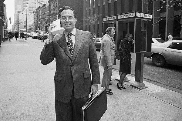 14. Motorola Başkan Yardımcısı John D. Mitchell, New York'ta DynaTAC taşınabilir telsiz telefonu gösterirken, 1973.