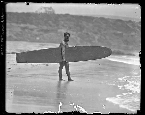 15. Dünyanın her yerinde sörf yapmakla ünlenen adam Duke Kahanamoku, Hawaii 1920