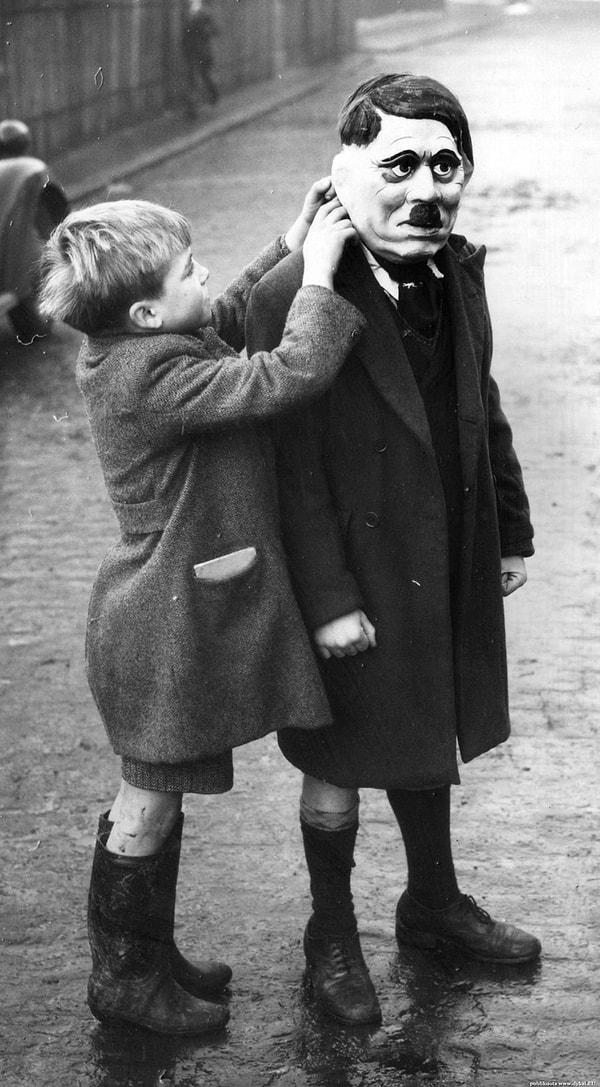 17. Londra'da Adolf Hitler maskesi giyen bir çocuk, 1938