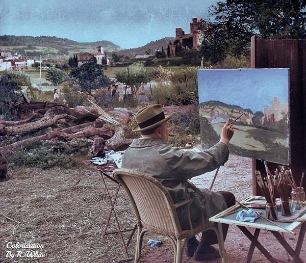 21. Winston Churchill Fransız kasabası Lourmarin'de bir manzara resmi yaparken, 1948