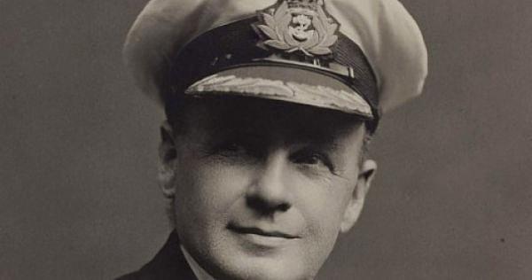 16. Titanic'in ikinci kaptanı Charles Herbert Lightoller, gemiden sağ kurtulmayı başaran en yüksek rütbeli kişiydi. Lightoller, 30 kişinin sağ salim bir şekilde kurtarma gemisine geçmesini sağladı.
