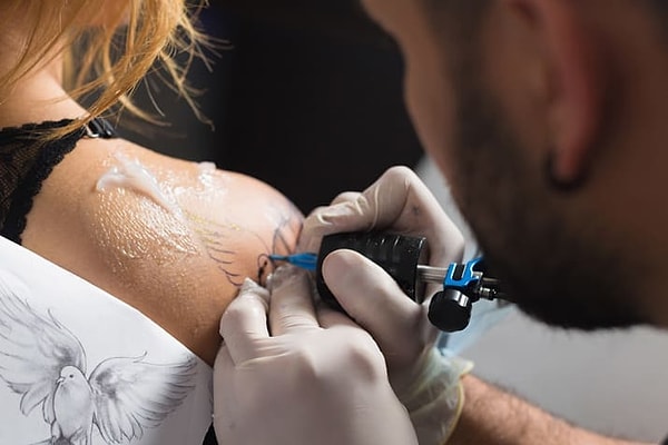 7. Когда вы вдруг хотите что-то поменять в тату, но мастер уже начал её набивать...