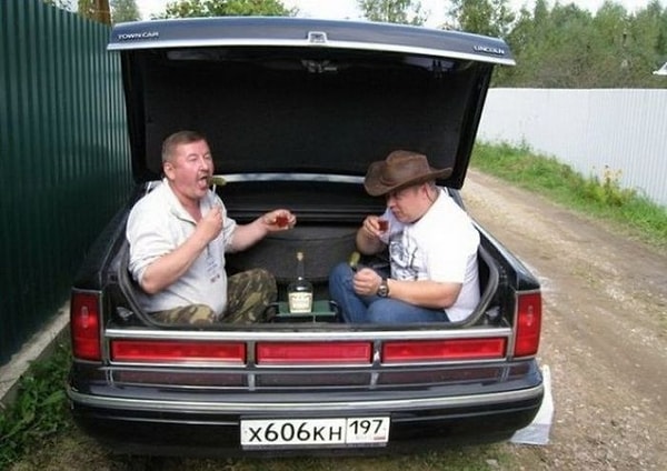 1. Как вам место для трапезы? Отличная идейка для экспресс-пикника, на наш взгляд...