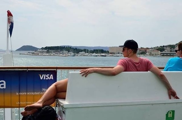 2. Эй, красотка! Где взяла такие ножки?