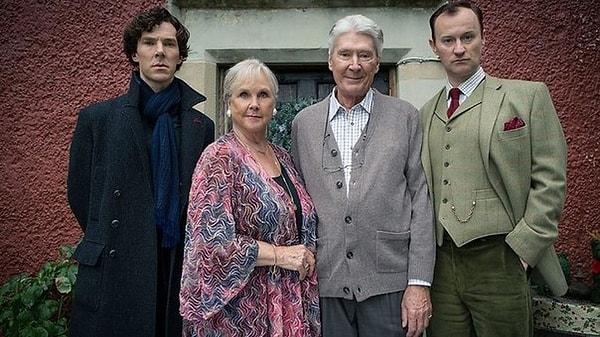 6. Sherlock'un üçüncü sezonunda Holmes ailesini görmüş müydünüz? Onlar Benedict Cumberbatch'in gerçek annesi ve babasıydı!